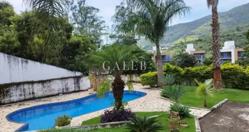 Casa ou chácara espaçosa com vista para a pedra grande,  5 quartos (2 suítes), piscina, em condomínio