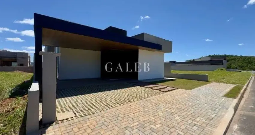 Casa térrea em condomínio completa, com 3 quartos sendo 1 suíte, piscina e churrasqueira