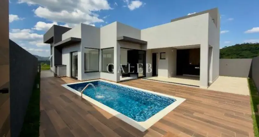 Casa térrea com 3 quartos, piscina, área de lazer no condomínio