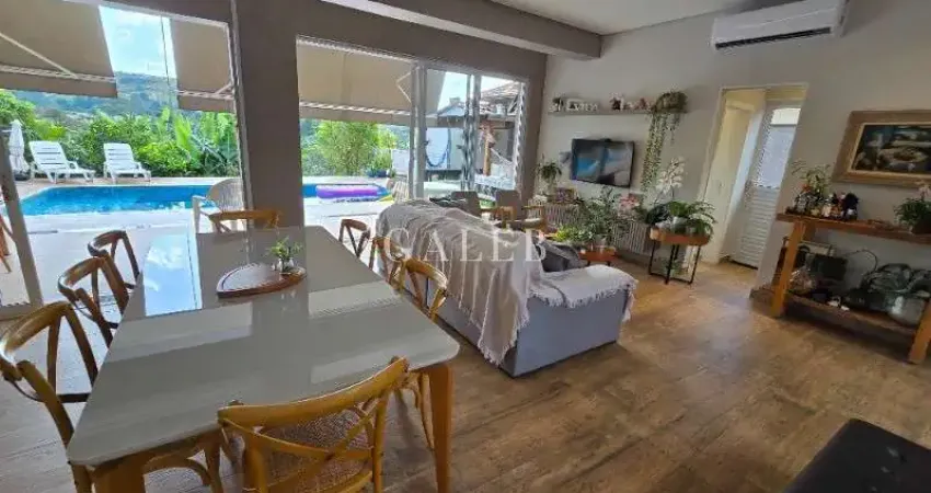 Imperdível casa à venda em Atibaia-SP, Jardim Estância Brasil: 3 quartos, 3 suítes, 14 vagas e 238m² de área. Venha conferir!