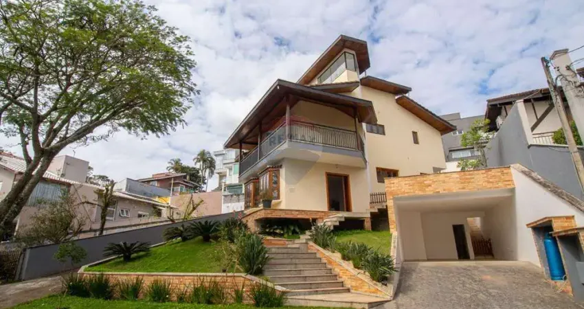 Casa imponente pela sua arquitetura no aruã em 2 lotes 600m² , 344m² construídos, piscina, 3 quartos, sótão com vista incrível, e edícula espaçosa!