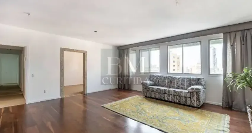 Amplo apartamento com 140m² privativos no Centro de Curitiba por R$ 620.000