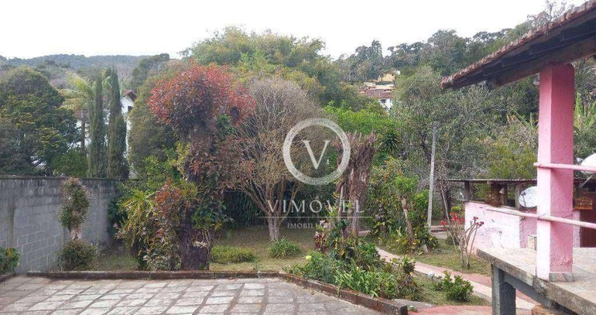 Terreno composto por 2.450m2, área extensa para construção, bem localizado.
