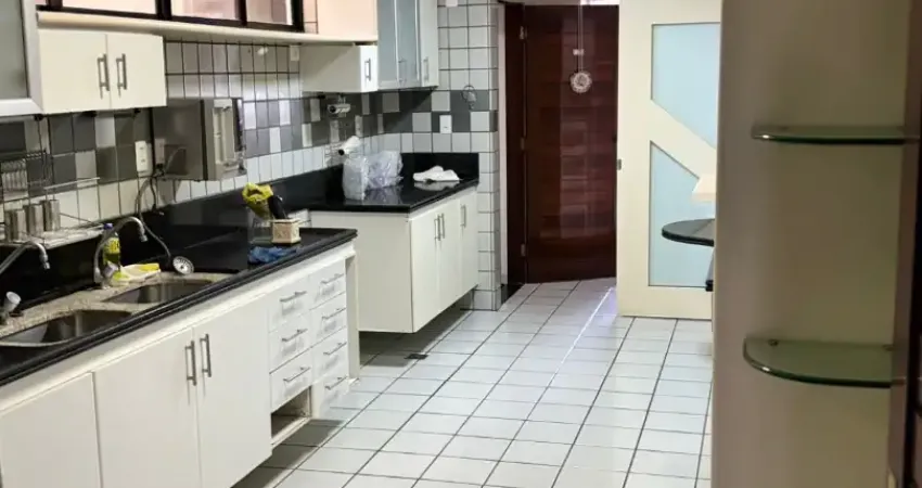 Apartamento com 04 suítes próximo ao mar e local privilegiado