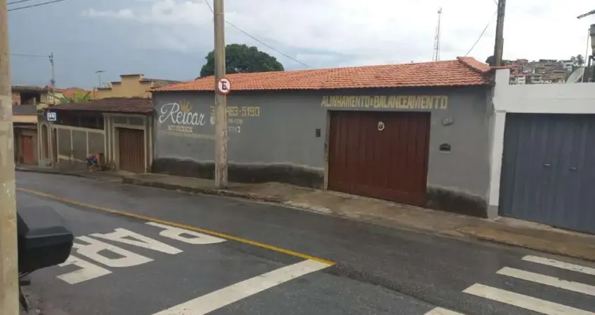 Casa 03 quartos, suíte, 03 vagas cobertas uma edícula, bairro Vera Cruz