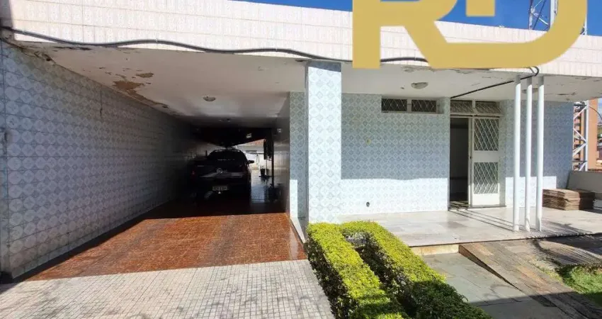 Casa 3 quartos, com 1 barracão e 1 kitnet no Bairro Paraíso.