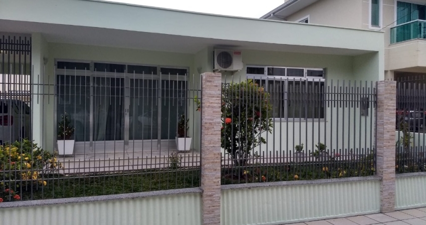 Casa com 4 quartos à venda na Avenida Santa Catarina, Estreito, Florianópolis