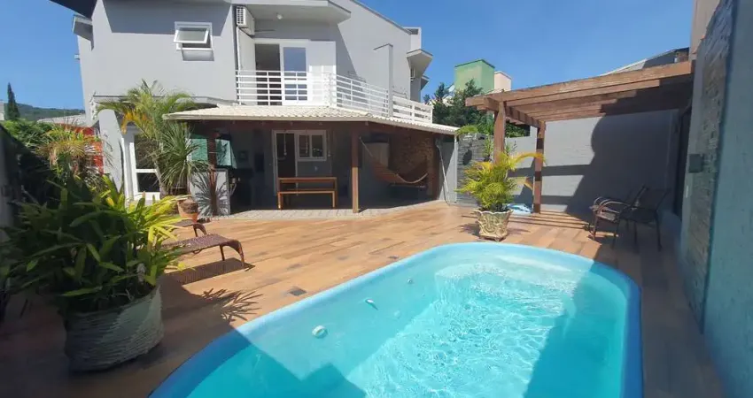 Casa para venda com piscina, 3 quartos no Campeche - Florianópolis - SC