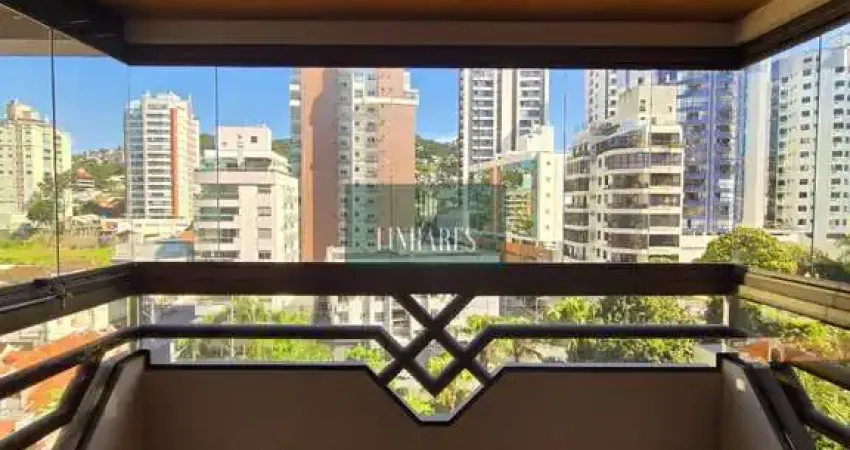 Apartamento à venda no Country Club, situado na avenida Beira Mar.
