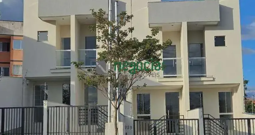 Casa geminada com área privativa, 2 quartos sendo 1 suíte.
