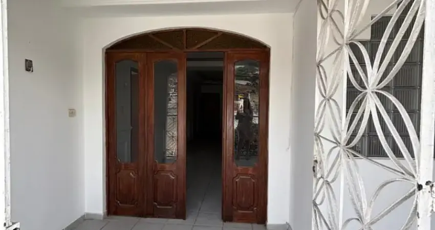 Linda casa para alugar no centro da cidade de limoeiro- pe (81) 996344755