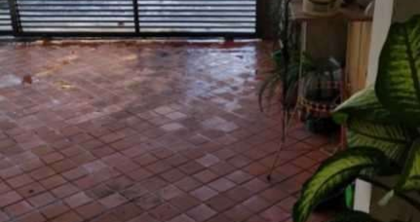 Casa terrea a venda no Jaguare com 3 vagas de garagem.