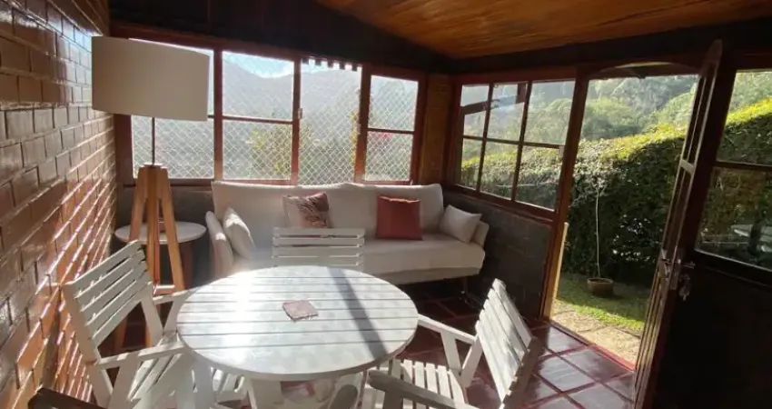 Casa bucólica com vista deslumbrante – 3 quartos, 2 suítes, sala com lareira, piscina e varanda gourmet