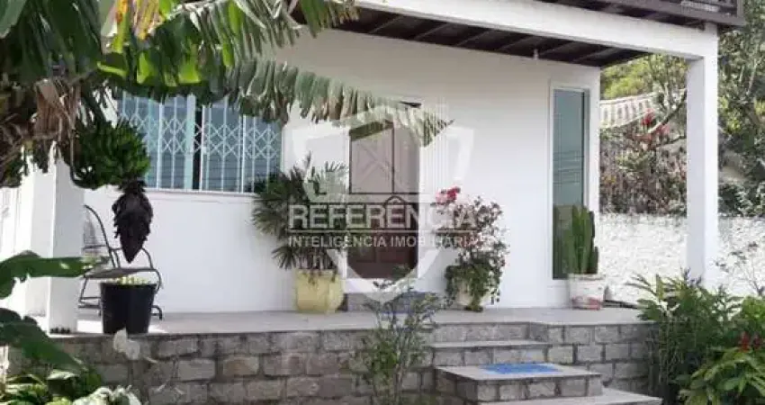 Ampla casa com edícula e escritório na barra da lagoa – espaço, conforto e localização privilegiada!