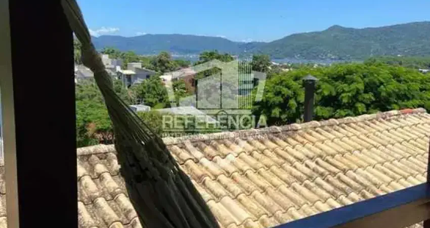 Casa com piscina e vista para a lagoa na barra da lagoa – escritura pública!