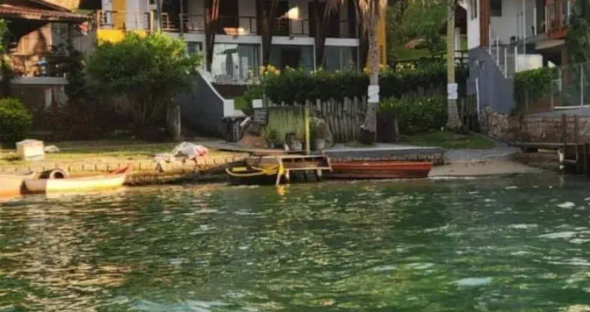 Imagine morar em um imóvel na beira do canal da barra da lagoa - florianópolis