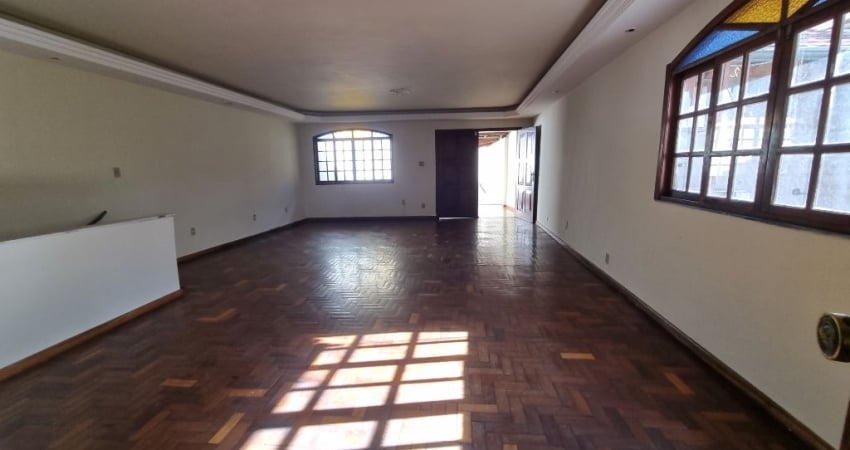 Democrata,  casa duplex, 4 quartos, varandão,  3 vagas. Excelente localização.