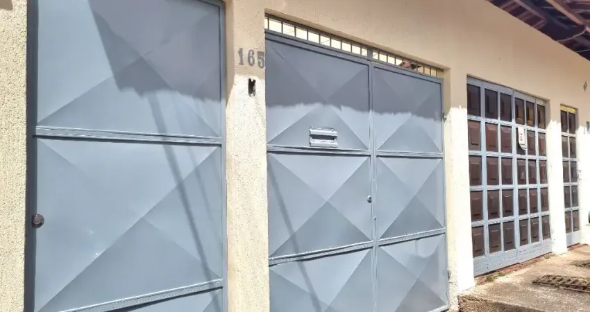 Democrata,  casa 2 quartos, quintal, 2 vagas, excelente localização