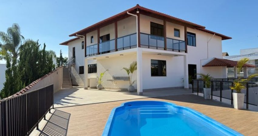Spinaville,  casa duplex, 4 quartos, suítes, 6 vagas, área de lazer completa. Sensacional.