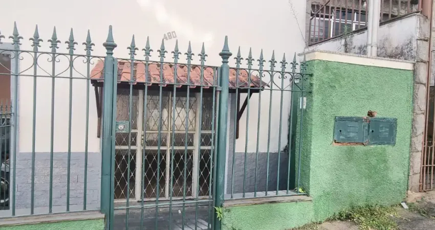 São Mateus,  casa 2 quartos, quintal.  Excelente localização.