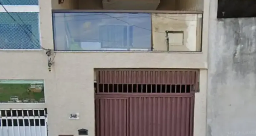 Casa duplex com 2 quartos, garagem e com excelente terreno atrás