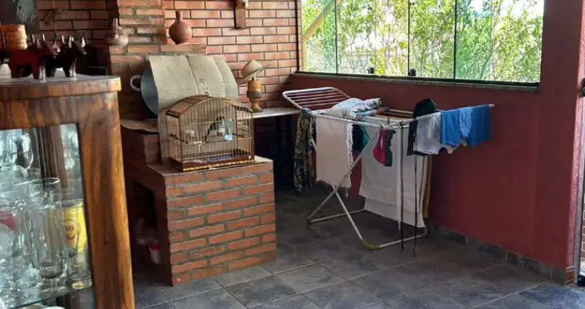 Casa 2 quartos, área gourmet e duas vagas na garagem, por 590 mil