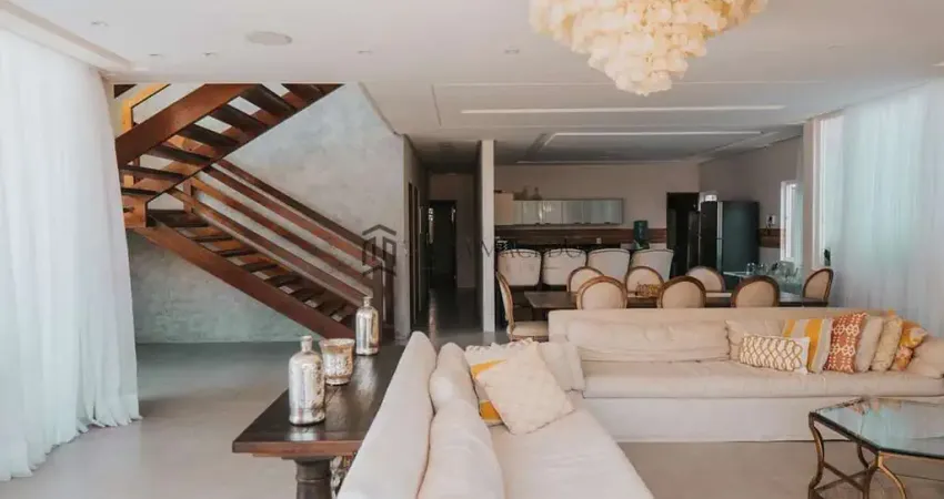 Belíssima casa, com 600m², 09 suítes, com varanda, sala para 02 ambientes distribuídos confortavelm
