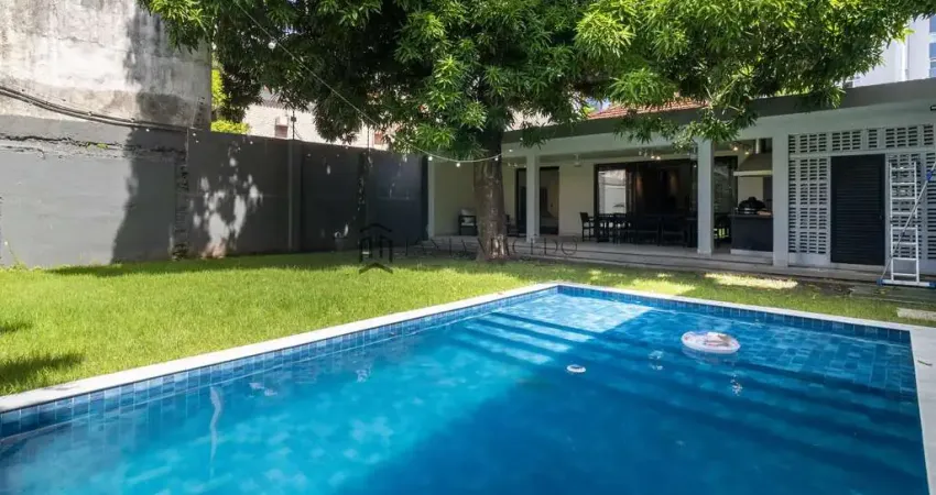 Casa à venda com 333m² de área construída, 4 dormitórios, suítes, porteira fechada, piscina, 5 vaga