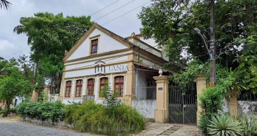 Casa Histórica  à venda Estilo Colonial,5 Dormitórios, 780m² de área útil, um jardim magnifico -Poç
