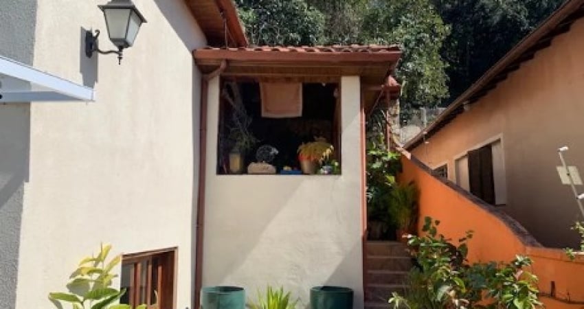 Casa em rua tranquila com 124m² área construída e 213m² de terreno