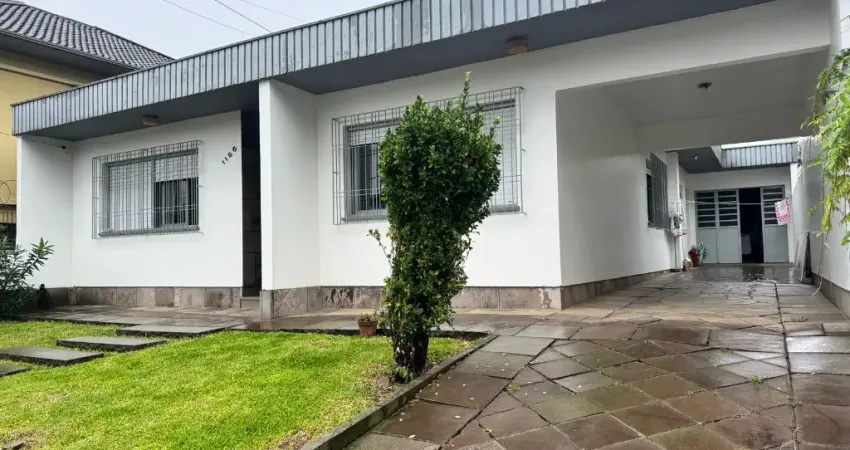 GAZOLA VENDE ÓTIMA CASA DE ALVENARIA COM DOIS PAVIMENTOS E OPÇÃO DUAS MORADIAS, COM TRÊS DORMITÓRIOS, SENDO UM COM SUÍTE, SALA,COZINHA, BANHEIRO SOCIAL, E GARAGEM PARA DOIS CARROS.