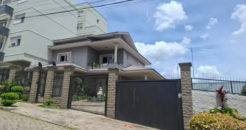 GCI NEGÓCIOS IMOBILIÁRIOS vende excelente casa semi mobiliada no bairro Cruzeiro.