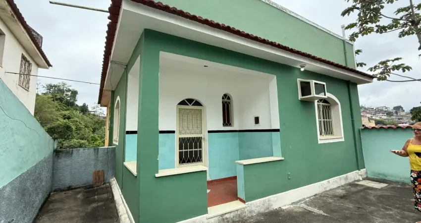 Ótima casa linear com 2 quartos no bairro caramujo - niterói/rj