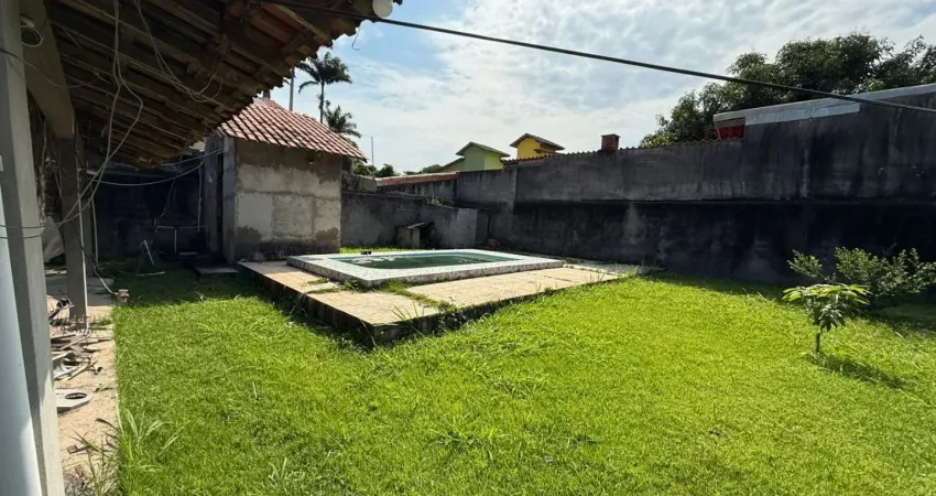 Excelente casa linear com 2 quartos, sendo 1 suíte, terreno de 420m2 em itaipú - niterói/rj