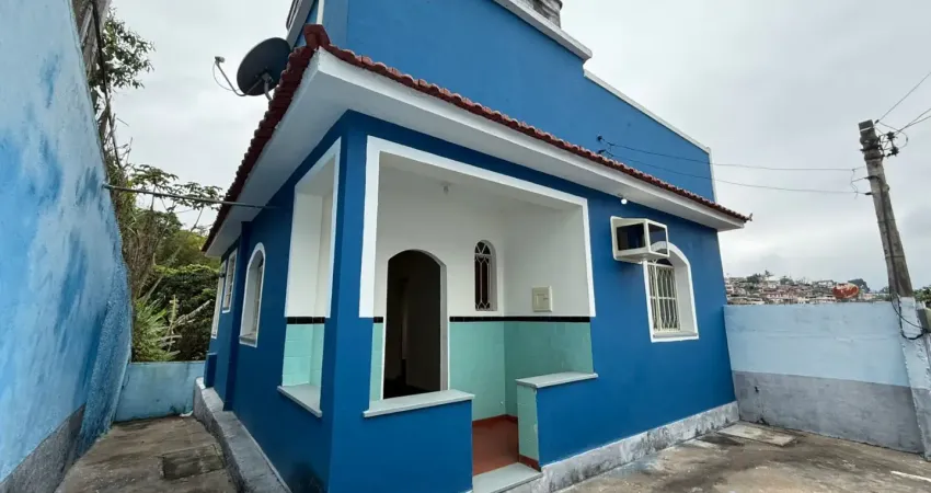 Ótima casa linear com 2 quartos no bairro caramujo em niterói/rj