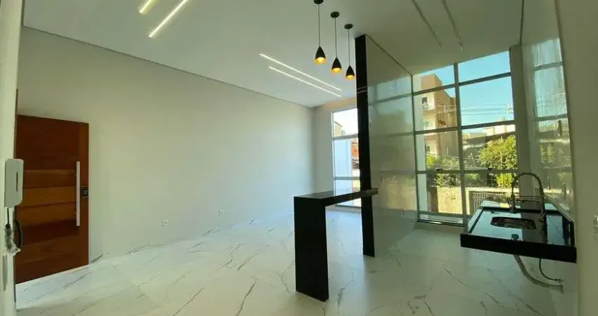 Casa Bairro Jardim Panorama. Cód. K225, pé direito duplo. 3 Quartos/suite, 3 vgs. Quintal. Área gourmet com armários planej.