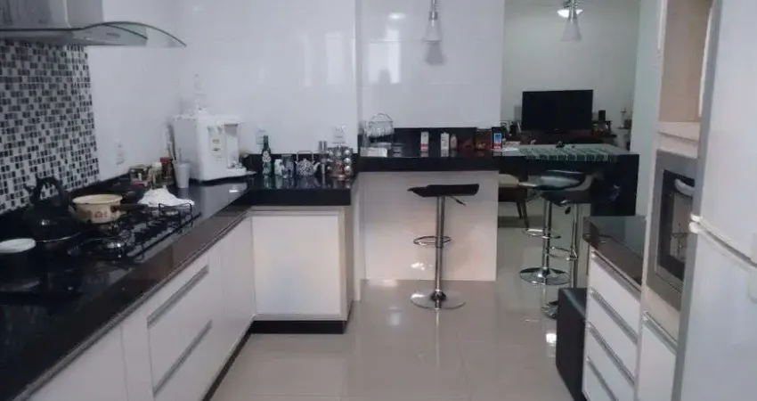 Apartamento Bairro Iguaçu, A064. Primeiro andar, piso porcelanato , 2 vagas. Região de Ipatinga