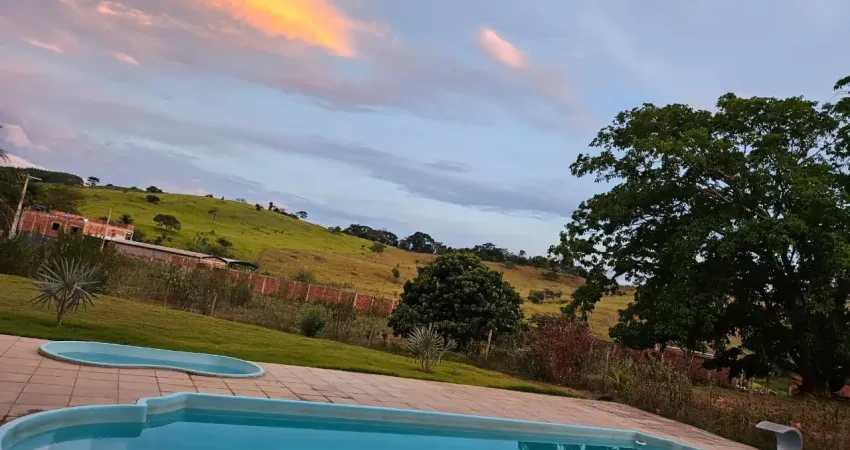 Chácara cód. ch045 em belo oriente, casa laje com quatro quartos, quintal, pomar, duas piscinas, poço artesiano e energia elétrica. 2.112 m². plana e cercada.