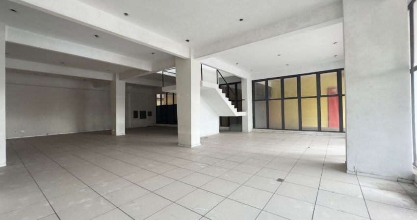 Conjunto comercial amplo, em localização privilegiada no bairro Cristo Rei;