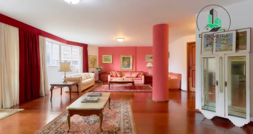 Apartamento com 299,00m² privativos em frente a Praça da Ucrânia no Bigorrilho, duas sacadas, duas vagas, um por andar.