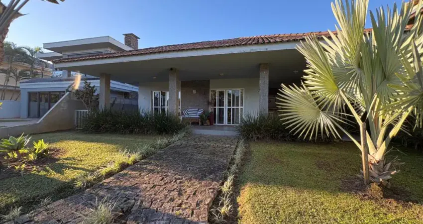 Residência ampla e aconchegante no melhor condomínio fechado de guaratuba e a poucos metros do mar