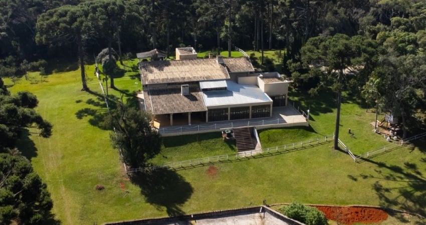Linda casa de campo com excelente padrão de construção em terreno cercado por araucárias