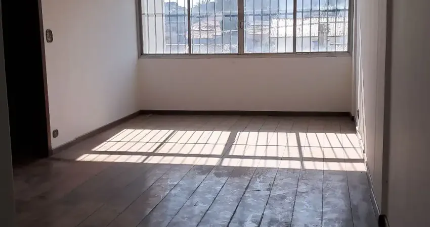 Apto para reformar em Indianópolis - Av Miruna - 2 dorms - 100m²
