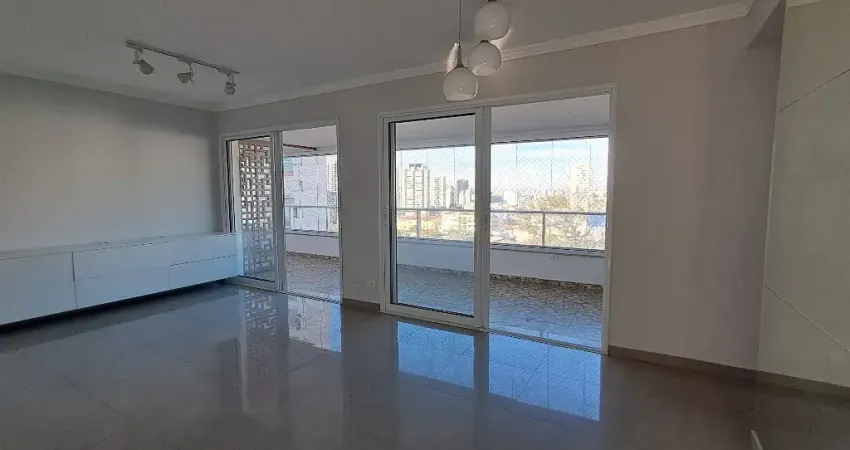 Apto Novíssimo, alto padrão com 3 dorms, 5 banhs, 2 vagas, em predio bem localizado no bairro.