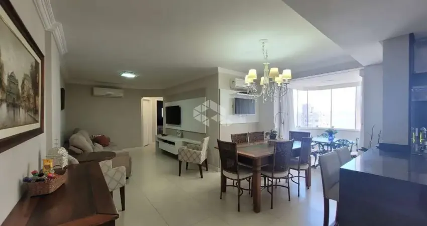 Apartamento à venda no Centro de Florianópolis com 3 quartos (1 suíte)