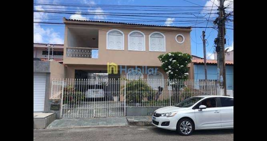 Casa Grande, com 02 Pavimentos e bem Localizada. Ideal para moradia, e ou Empresas.