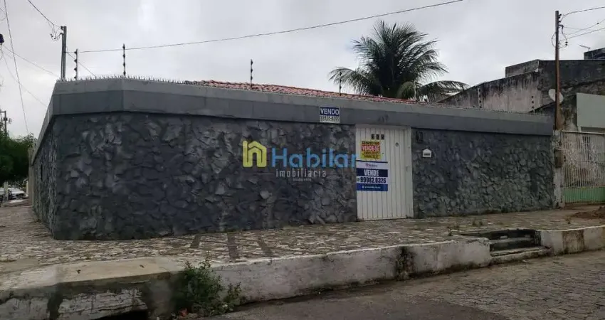 Casa à venda com 3/4 sendo 1 suíte , sala ampla, cozinha, wc social e dois kitnets na parte inferio
