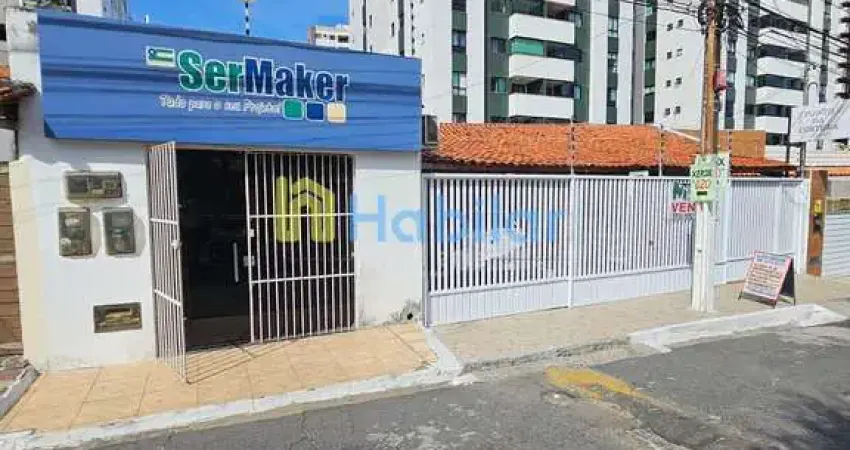 Casa à venda com 4/4 numa praça do Bairro Luzia. Próximo à Av Hermes Fontes.
