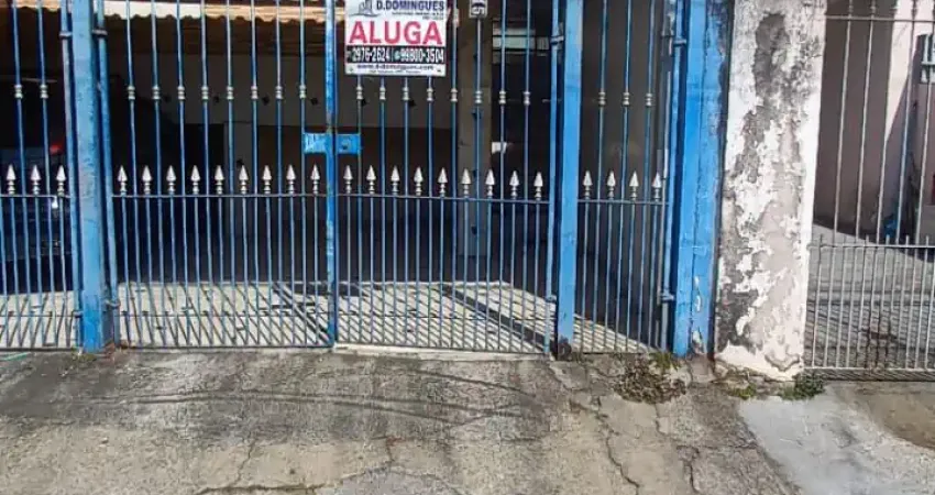 Aluga casa . 1 dorm sala coz banh. Lavandería  coberta Quintal 1 vaga de carro.