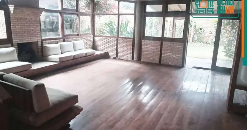 Sobrado a venda no Butantã, São Paulo, SP, com 520m² de área construída, 4 dormitórios, sendo 2 suítes, 3 salas, garagem 8 autos.